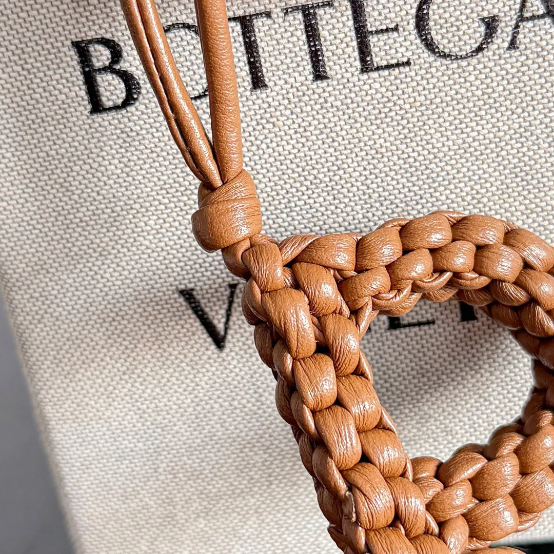 Batch 420 Let’s see what new cute little thing BV has released~ It’s this letter pendant, which is different from the puppy pendant. The weaving of this letter is more three-dimensional, and the material is very solid, and it is not easy to deform even if it is folded. Style number: R